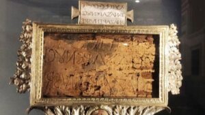 madeiro da cruz verdadeiro placa titulus crucis jesus nazareno rei dos judeus Jesus of Nazareth King of the Jews